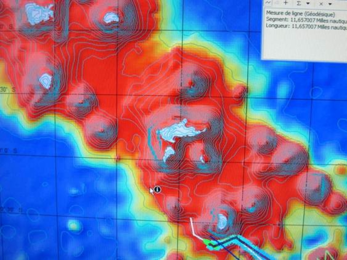 Route du bateau matérialisée en bleu ciel en bas de cliché, juste au sud de Fatu Hiva, site du dragage n° 2 effectué en soirée. Les Iles apparaissent en grisé. Hiva Hoa et sa jumelle Tahuata sont au centre, Nuku Hiva tout en haut à gauche, Ua Pou à son sud et  Ua Huka à son est. Le plateau volcanique moins  profond des Marquises est matérialisé en rouge.